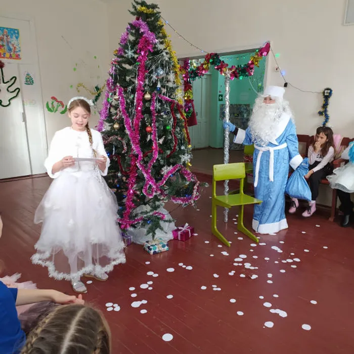  " Новогодний серпантин" театрализованная программа. 
